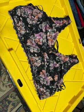 Size 4 torrid curve Black Lace Bra w/ colorful Floral Detail & crisscross